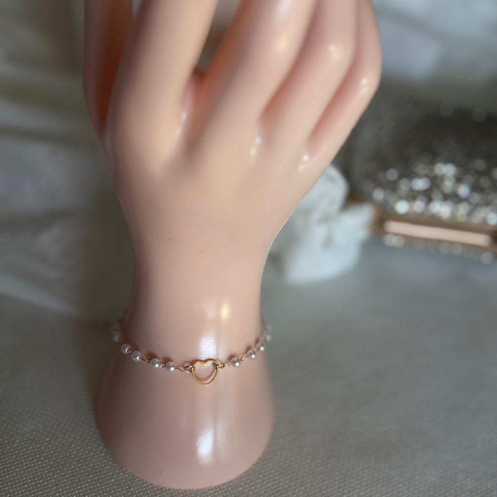 Gold Heart & Pearl Beaded Bracelet | Dainty Romantic Jewelry - Picture 3 of 6